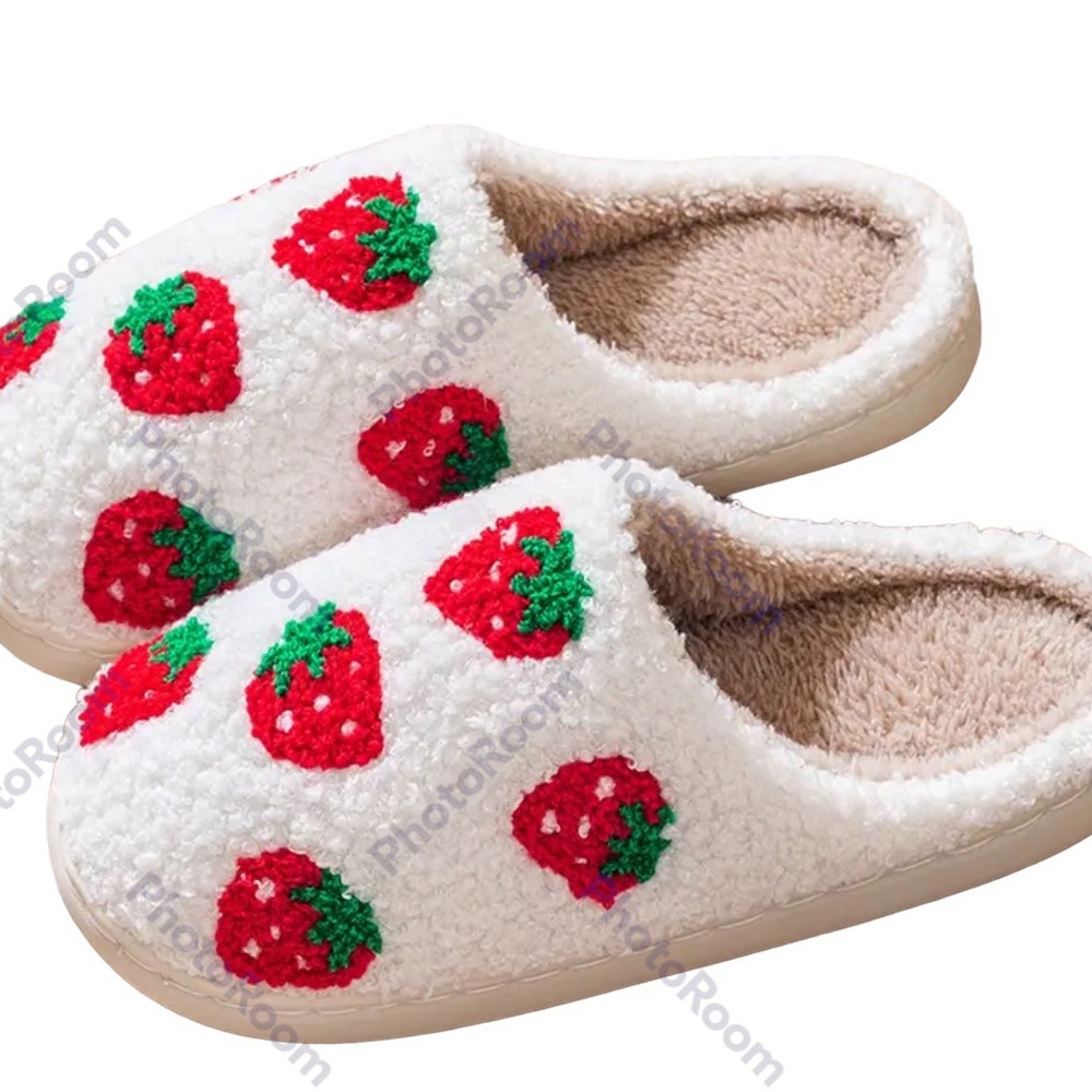 Strawberry motif slippers molded bottom NWT size 7 1/2-8 Fun summer gift cheeky